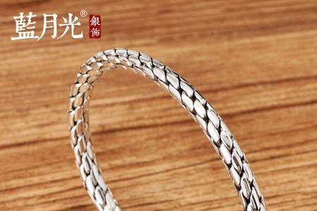 男士戴银手镯和什么搭配好