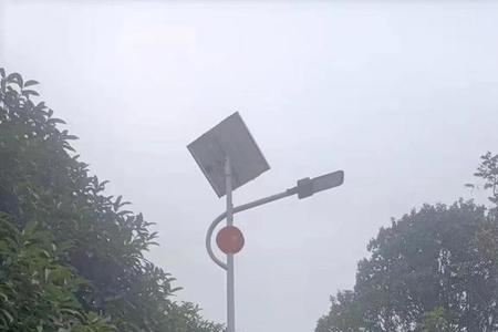 太阳能路灯接上就亮怎么回事
