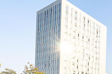 开封大学操场一圈有800米吗