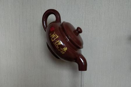茶壶嘴倒水时往回勾水