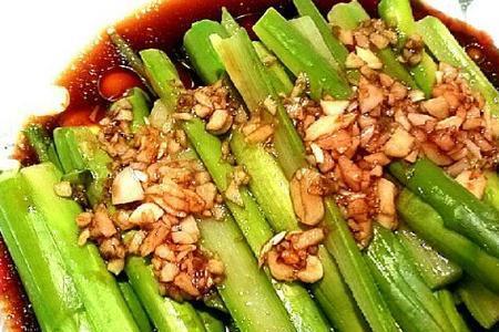 芦根凉拌的做法大全