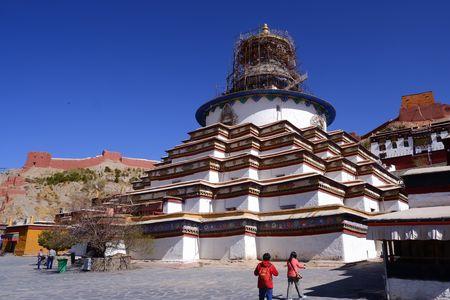 梅里雪山上有巨大寺庙吗