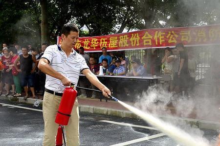 用灭火器灭火的最佳位置是