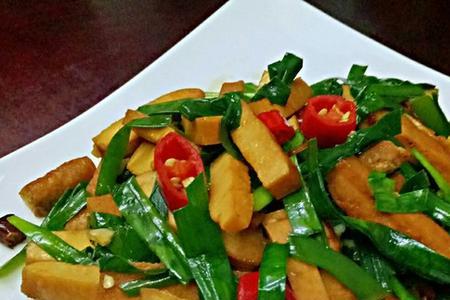 韭菜杆炒豆干的做法