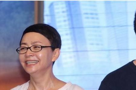 句号和英达的关系