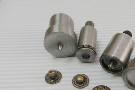 四合扣冲孔磨具是通用的吗