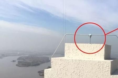 屋面避雷用扁铁明装怎么做