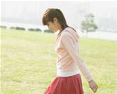 教女人走路的男人是谁