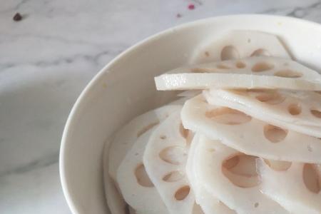 油炸莲藕片拌蜂蜜的做法