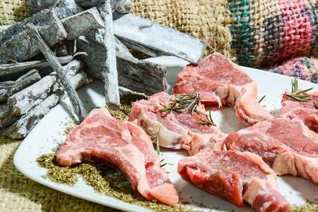 与羊肉同属性的肉类