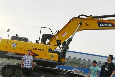 雷沃挖掘机370和365哪个好