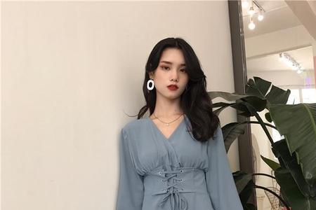 v领裙子领口太露了怎么搭配