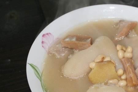 清炖墨鱼猪脚汤正宗做法