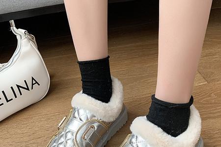 银色面包鞋怎么配衣服