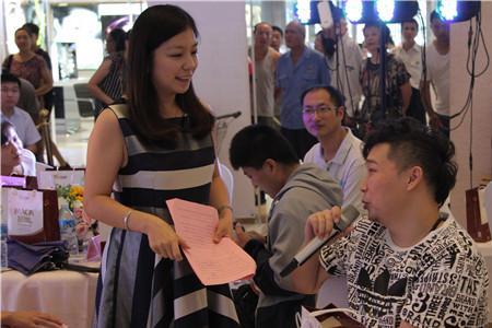 网络相亲会主持人带动气氛