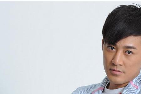 40岁男人戴耳钉稳重吗