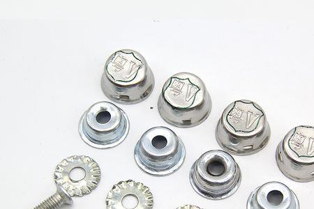 粤a车牌螺丝扣盖怎么拆