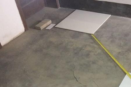 贴地砖怎样放方正线
