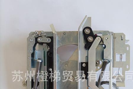 电梯轿厢门刀异响