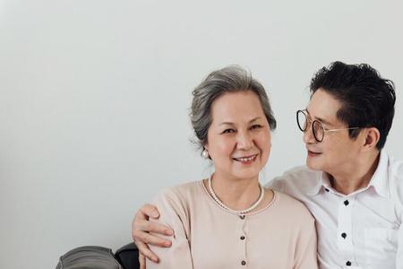 老年人同性搭伙养老好吗
