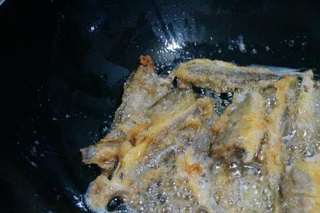 半成品小黄鱼下锅炸多久