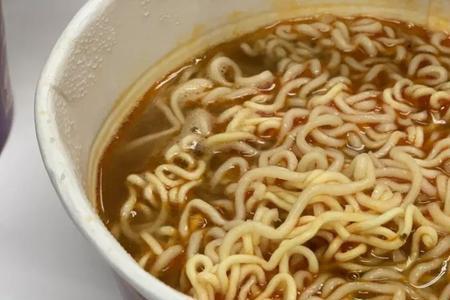 一袋干脆面和一碗饭谁的热量高