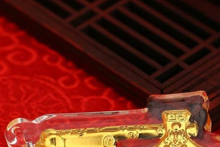 男人带金斧吊坠是什么意思