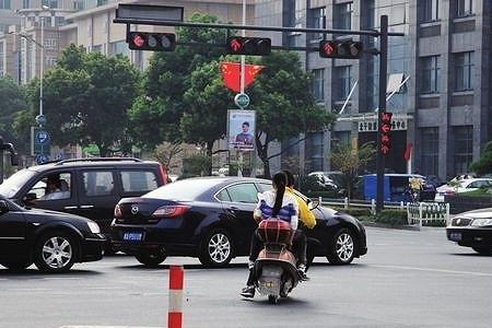 电动车过红绿灯是否跟行人一样