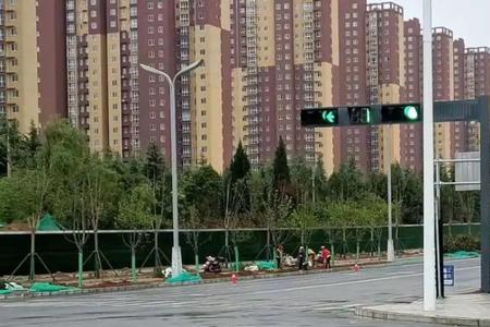 2个红绿灯路口怎么行驶