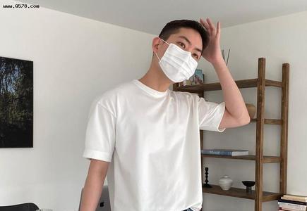 小男生在春天的形象