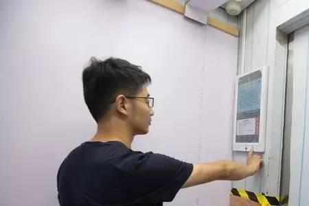 电梯轿厢灯不亮不关门