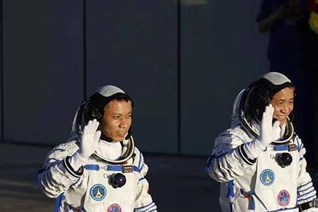 神舟1号三位航天员是谁