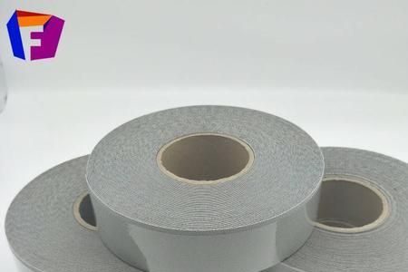 为什么胶布沾到水就不黏了