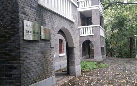 珞珈山剧院有停车场吗