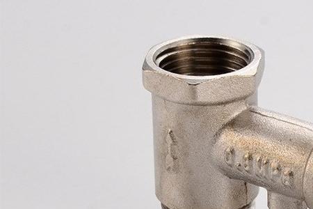 燃气热水器接在自闭阀后面么