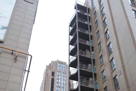 室外疏散楼梯能否经过燃气管线