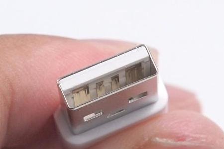 电脑充电器哪个是正极