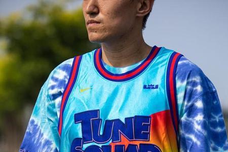 两副牌中王炸和五根的炸哪个大