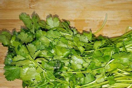 香菜凉拌前须开水烫一下吗