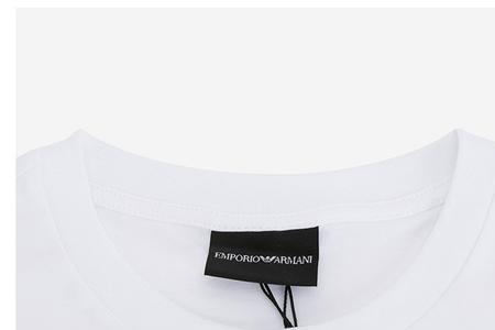 阿玛尼后盖字母也是连的吗