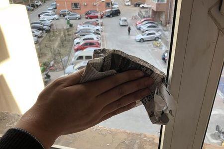 刚装好的玻璃能擦吗