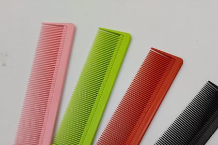 尖尾梳塑料和钢针哪个好