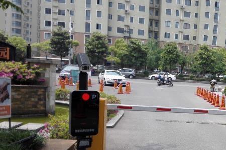 小区车库门禁如何进出两部车