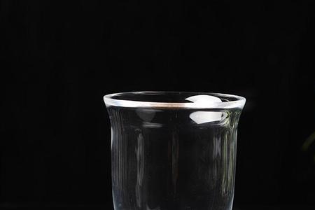 三杯啤酒杯白酒几两