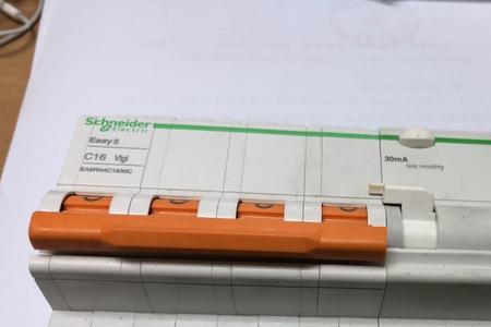 施耐德开关怎么拆