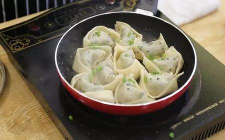 如何煎馄饨不粘锅