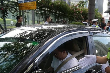 交警查车闯过去了后果