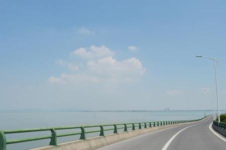 太湖中间那条路叫什么