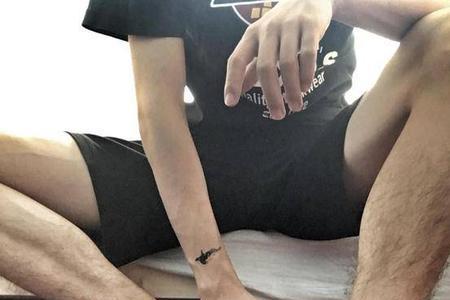 男人没有喉结腿毛为什么