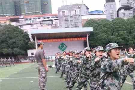 军训服外套衣领上的东西是什么